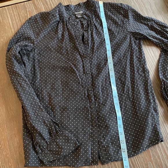 Club Monaco ladies blouse in black with white polkadots. Size extra small - Picture 7 of 7